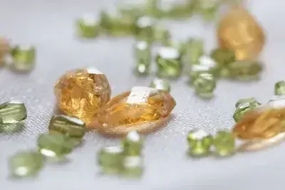 Voyance par mail 2 questions, pierres et cristaux verts et orangés, la lithothérapie au service de la clairvoyance
