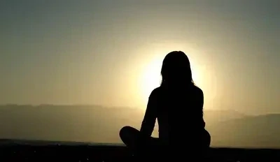 Femme en pleine méditation, guidance par mail pour vous aider à trouver votre sérénité intérieure par le développement personnel et spirituel