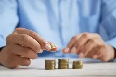 Individu qui compte ses pièces de monnaie. Mail voyance pour connaitre l&#39;évolution de votre situation financière
