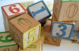 Piles de cubes chiffrées en équilibre, la numérologie par mail pour harmoniser les différents aspects de votre vie