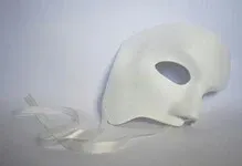 Masque blanc posé au sol, voyance par mail personnalité pour réussir à mieux cerner quelqu&#39;un de votre entourage !