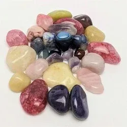 assortiment multicolore de pierres et de cristaux : découvrez les principaux bienfaits associés aux pierres les plus connues !