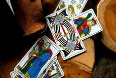 Quelques cartes du tarot de Marseille en illustration de la cartomancie, art séculaire pratiqué par les voyants par mail