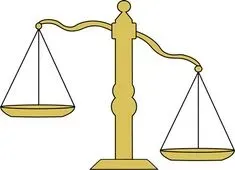 Balance ocre en déséquilibre pour illustrer les avantages d&#39;une voyance par mail sérieuse face à une voyance gratuite