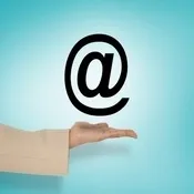 main féminine présentant symbole arobase noir sur fond bleu, la confiance qu&#39;inspire un voyant par mail sérieux