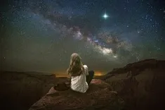 Femme observant le ciel durant la nuit, étoile filante, reconnaitre et interpréter les signes que nous envoie l'univers.