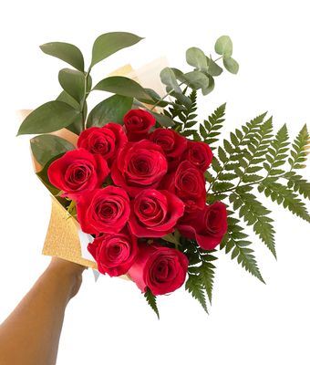 Ramo 12 rosas (poco follaje)