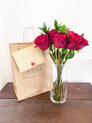 12 rosas en Jarrón de Vidrio