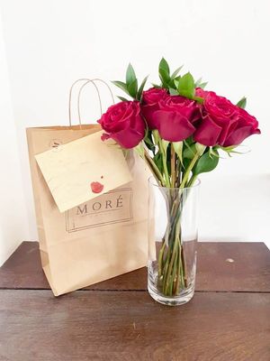 12 rosas en Jarrón de Vidrio