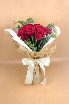 Ramo 12 rosas (poco follaje)