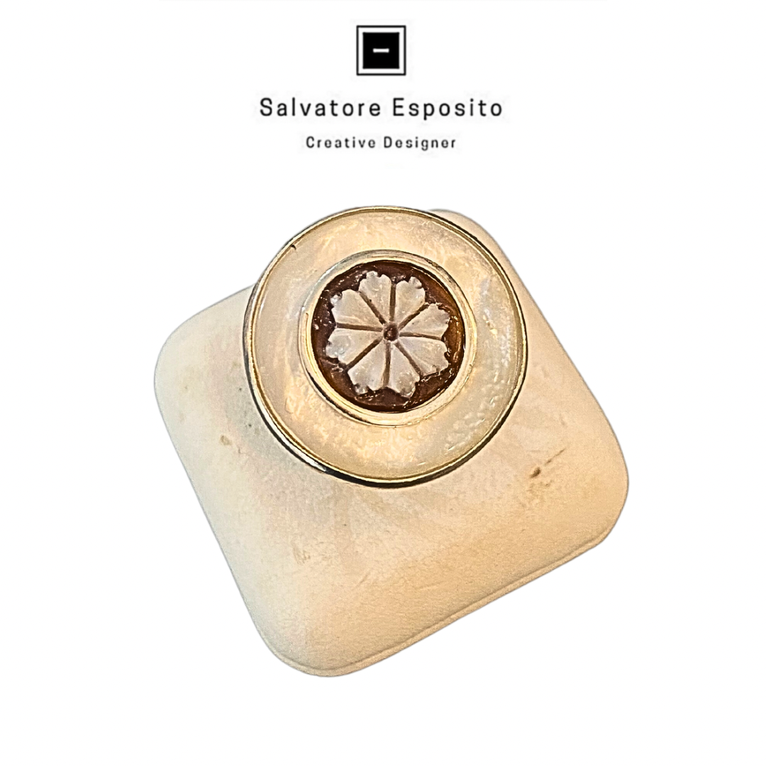 Anello in madreperle e cammeo 