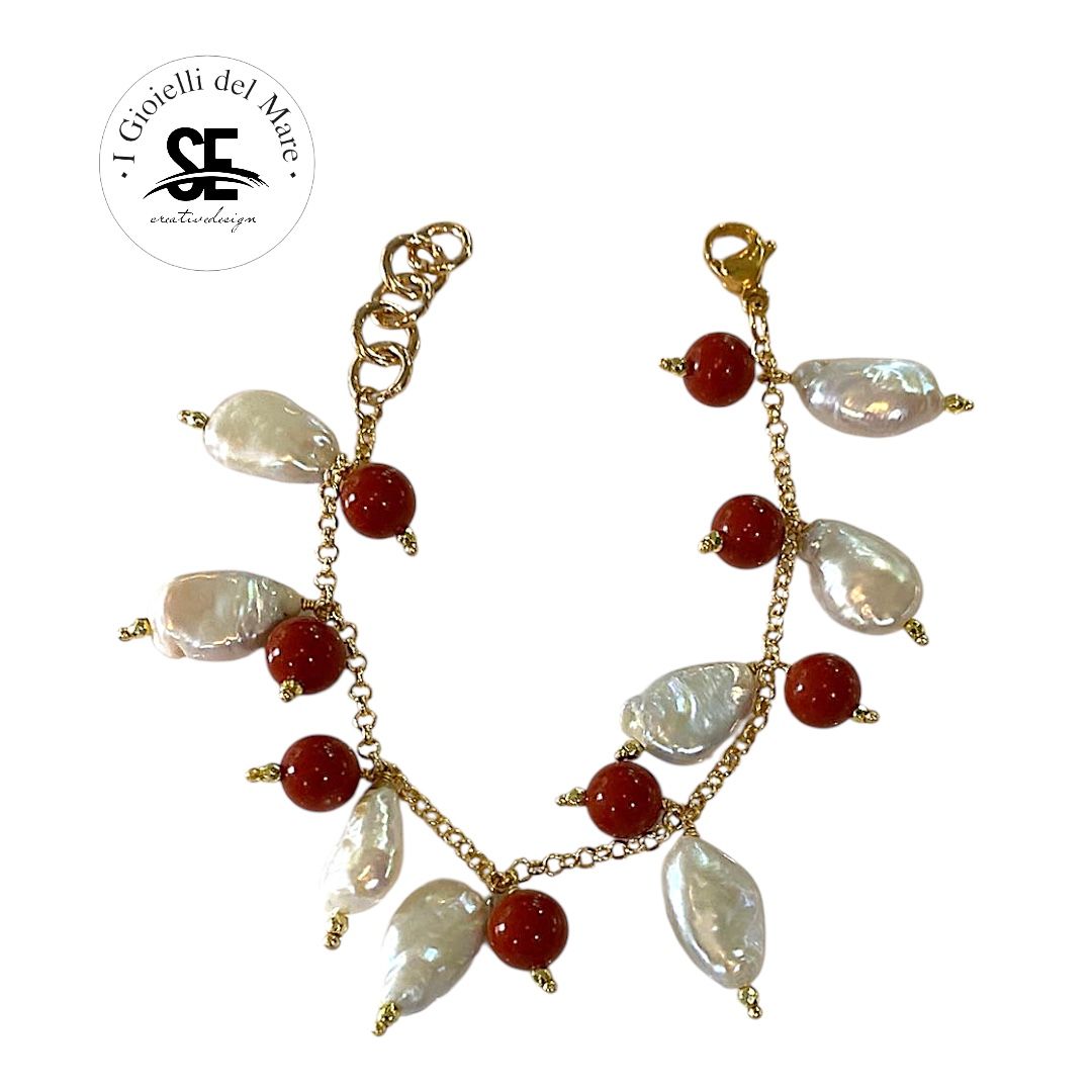 Bracciale charme perle di acqua dolce con corallo sardegna in placcato argento 925