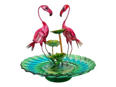 Verleihen Sie Ihrem Zuhause einen exotischen Touch mit dem abc HOME Zimmerbrunnen Flamingos (40 cm H)!

Exotisches Design: Diese elegante Dekoration aus Metall und Glas mit integrierter Wasserpumpe zeigt zwei Flamingos, die sich in einem türkisgrünen Wasserbecken tummeln, und zaubert eine exotische Atmosphäre in Ihr Zuhause.

Beruhigende Wasserklänge: Das sanfte Plätschern des Wassers sorgt für eine entspannende Atmosphäre und kann Stress abbauen.

Luftbefeuchtung: Der Zimmerbrunnen reichert die Luft mit Feuchtigkeit an und trägt so zu einem gesunden Raumklima bei.

Hochwertige Materialien: Die Dekoration ist aus hochwertigen Materialien gefertigt und garantiert langlebige Qualität.

Spezifikationen:

Marke: abc HOME
Maße: 39 cm T x 39 cm B x 40 cm H
Material: Metall, Glas
Gewicht: 2,6 kg
Farbe: Rosa, Türkis-Grün
Energieversorgung: Strombetrieben
Kabellänge: 3,6 m
Luftbefeuchtung

Keywords: Zimmerbrunnen, Flamingos, Metall, Glas, Dekoration, Wohnzimmer, Schlafzimmer, Büro, Entspannung, Luftbefeuchtung, Geschenkidee