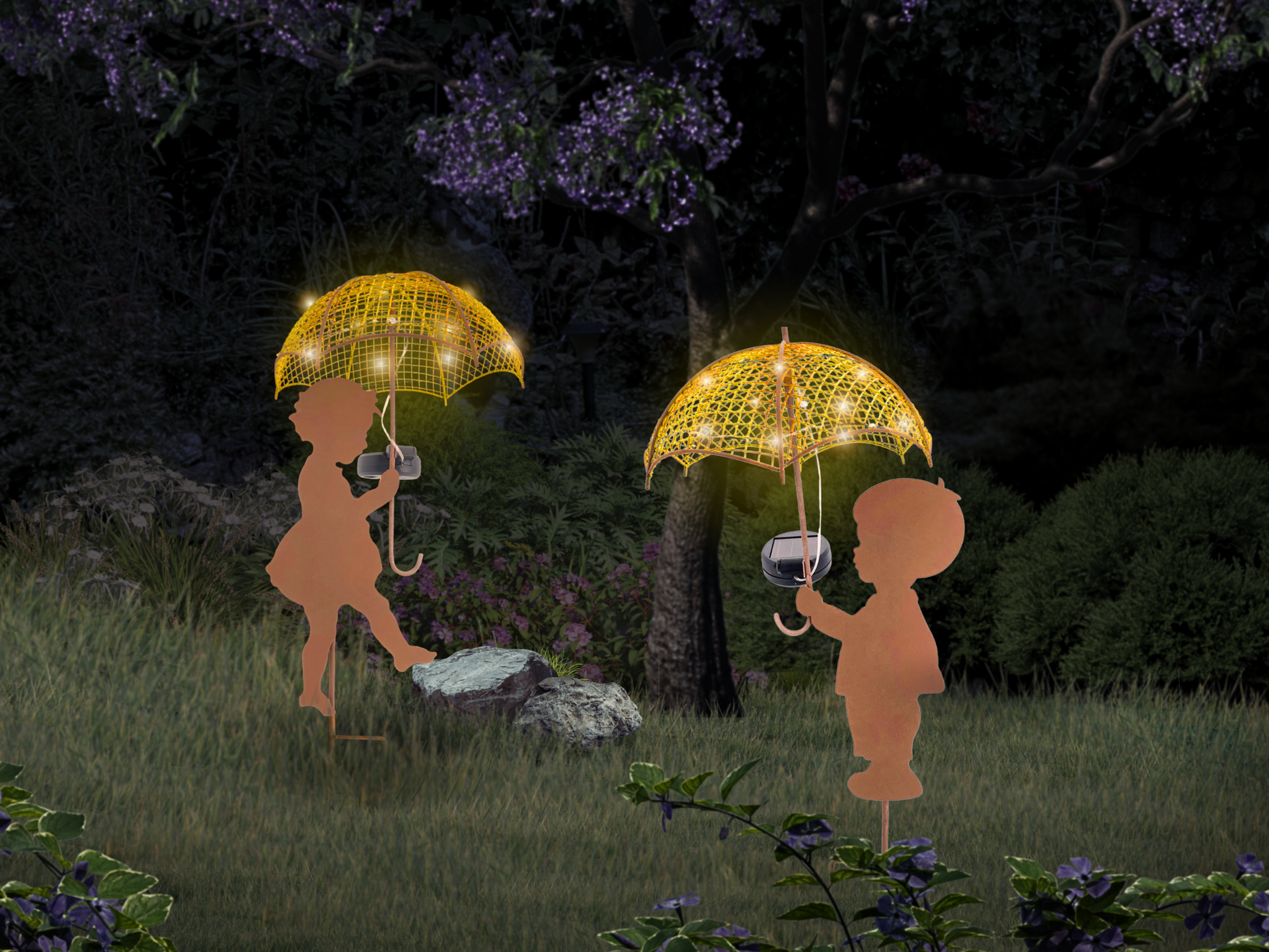 Gartenstecker Mädchen | Junge | Paar | Regenschirm | LEDs | Solarpanel | Lichtsensor | 47 cm H