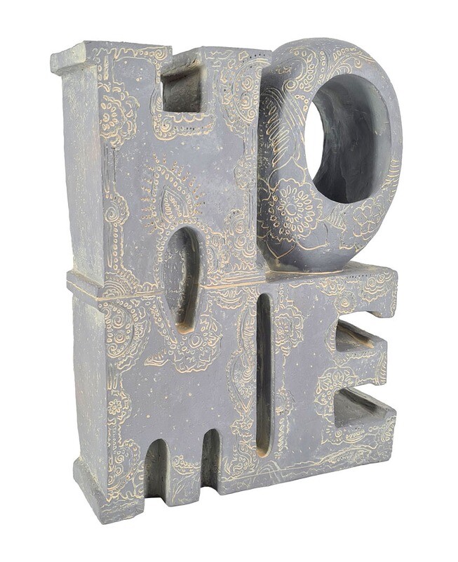 Deko 3D Schriftzug HOME | Innen- und Außenbereich | Betonoptik Moderner Pflanztopf mit urbanem Flair: Pflanzgefäß in Betonoptik (24 cm B)
Verleihen Sie Ihrem Zuhause mit diesem stilvollen Pflanztopf in schlichter Betonoptik im Innen- und Außenbereich einen modernen und zugleich eleganten Touch.
Eigenschaften:
Zeitloses Design: Die klare Formgebung und die Betonoptik fügen sich harmonisch in verschiedene Einrichtungsstile ein.
Kompakte Größe: Mit einer Breite von 24 cm und einer Höhe von 28 cm eignet sich der Pflanztopf ideal für Fensterbänke, Regale oder kleine Gartenecken.
Hochwertiges Material: Der Pflanztopf ist aus witterungsbeständigem Polyresin gefertigt und somit ideal für den Innen- und Außenbereich geeignet.
Vielseitige Verwendung: Der Pflanztopf eignet sich sowohl für die Bepflanzung mit kleinen Blumen und Kräutern als auch für die Dekoration mit künstlichen Pflanzen oder als Stifthalter.
Keywords: Pflanztopf, Blumentopf, Betonoptik, modern, elegant, Dekoration, Innenbereich, Außenbereich, Blumen, Kräuter, künstliche Pflanzen, Stifthalter, Polyresin, witterungsbeständig, klein, puristisch, zeitlos.
Marke: abc HOME