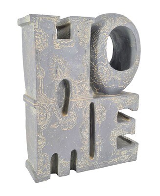 Deko 3D Schriftzug HOME | Innen- und Außenbereich | Betonoptik Moderner Pflanztopf mit urbanem Flair: Pflanzgefäß in Betonoptik (24 cm B)
Verleihen Sie Ihrem Zuhause mit diesem stilvollen Pflanztopf in schlichter Betonoptik im Innen- und Außenbereich einen modernen und zugleich eleganten Touch.
Eigenschaften:
Zeitloses Design: Die klare Formgebung und die Betonoptik fügen sich harmonisch in verschiedene Einrichtungsstile ein.
Kompakte Größe: Mit einer Breite von 24 cm und einer Höhe von 28 cm eignet sich der Pflanztopf ideal für Fensterbänke, Regale oder kleine Gartenecken.
Hochwertiges Material: Der Pflanztopf ist aus witterungsbeständigem Polyresin gefertigt und somit ideal für den Innen- und Außenbereich geeignet.
Vielseitige Verwendung: Der Pflanztopf eignet sich sowohl für die Bepflanzung mit kleinen Blumen und Kräutern als auch für die Dekoration mit künstlichen Pflanzen oder als Stifthalter.
Keywords: Pflanztopf, Blumentopf, Betonoptik, modern, elegant, Dekoration, Innenbereich, Außenbereich, Blumen, Kräuter, künstliche Pflanzen, Stifthalter, Polyresin, witterungsbeständig, klein, puristisch, zeitlos.
Marke: abc HOME
