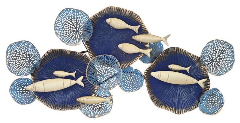 Verleihen Sie Ihrem Zuhause einen maritimen Touch mit der abc HOME Wanddeko Das Meer (126 cm B)!

Tauchen Sie ein in die Unterwasserwelt: Diese Wanddekoration aus Metall überzeugt mit ihrem detailreichen Design aus Korallen und Fischen und bringt die Schönheit des Meeres in Ihr Zuhause.

Großformatige Dekoration: Die Dekoration mit einer Breite von 126 cm ist ein absoluter Blickfang und eignet sich ideal für große Wände.

Hochwertiges Material: Die Wanddekoration ist aus hochwertigem Metall gefertigt und garantiert langlebige Qualität.

Spezifikationen:

Marke: abc HOME
Farbe: Gold, Dunkelblau
Material: Metall
Maße: 7 cm T x 126 cm B x 65 cm H

Keywords: Wanddeko, Das Meer, Korallen, Fische, Metall, Gold, Dunkelblau, Wohnzimmer, Schlafzimmer, Büro, Dekoration, Geschenkidee