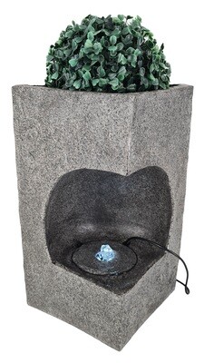 Verleihen Sie Ihrem Zuhause eine moderne Note mit dem abc HOME Zimmerbrunnen Flamingos (36 cm H)!

Modernes Design: Diese elegante Dekoration aus Polyresin in Betonoptik mit integrierter Wasserpumpe zeigt zwei Flamingos, die sich in einem rechteckigen Wasserbecken tummeln, und verleiht Ihrem Zuhause einen modernen Touch.

Beruhigende Wasserklänge: Das sanfte Plätschern des Wassers sorgt für eine entspannende Atmosphäre und kann Stress abbauen.

Luftbefeuchtung: Der Zimmerbrunnen reichert die Luft mit Feuchtigkeit an und trägt so zu einem gesunden Raumklima bei.

LED-Beleuchtung: Die integrierten LEDs tauchen den Zimmerbrunnen in ein kaltweißes Licht und schaffen eine stimmungsvolle Atmosphäre.

Spezifikationen:

Marke: abc HOME
Maße: 19 cm T x 19 cm B x 36 cm H
Material: Polyresin (Betonoptik)
Gewicht: 2,7 kg
Farbe: Grau
Form: Rechteckig
Energieversorgung: Strombetrieben
Kabellänge: 185 cm
Fassvermögen: 2,5 l
Leuchtende LEDs: Kaltweißes Licht
Luftbefeuchtung

Keywords: Zimmerbrunnen, Flamingos, Polyresin, Betonoptik, Dekoration, Wohnzimmer, Schlafzimmer, Büro, Entspannung, Luftbefeuchtung, LED-Beleuchtung, Geschenkidee