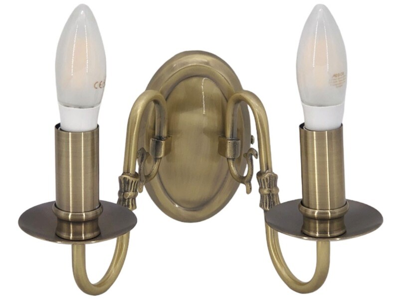 abc HOME – Wandleuchte zweiflammig – Klassische Wandlampe aus Metall – Messing antik Verleihen Sie Ihren Wänden mit der abc HOME zweiflammigen Wandleuchte (42 cm H) einen stilvollen Akzent!
Elegante Beleuchtung: Die moderne Wandleuchte aus Metall sorgt für eine stimmungsvolle und gleichmäßige Beleuchtung in jedem Raum.
Zwei Lichtquellen: Die beiden E14-Fassungen (max. 40 Watt) ermöglichen die Verwendung von zwei Leuchtmitteln, die für eine optimale Helligkeit sorgen.
Hochwertiges Material: Die Leuchte ist aus robustem Metall gefertigt und garantiert Langlebigkeit und Zuverlässigkeit.
Praktische Details: Die kompakte Größe (50 cm T x 50 cm x 42 cm H) und das geringe Gewicht (0,5 kg) ermöglichen eine einfache Montage.
Spezifikationen:
Marke: abc HOME
Maße: 50 cm T x 50 cm x 42 cm H
Material: Metall
Fassung: 2 x E14, max. 40 Watt
Gewicht: 0,5 kg
Leuchtmittel: Nicht im Lieferumfang enthalten
Keywords: Wandleuchte, zweiflammig, abc HOME, modern, elegant, stimmungsvoll, gleichmäßig, hochwertig, Metall, kompakt, leicht, flexibel, Wohnzimmerlampe, Schlafzimmerlampe, Flurlampe, Geschenkidee