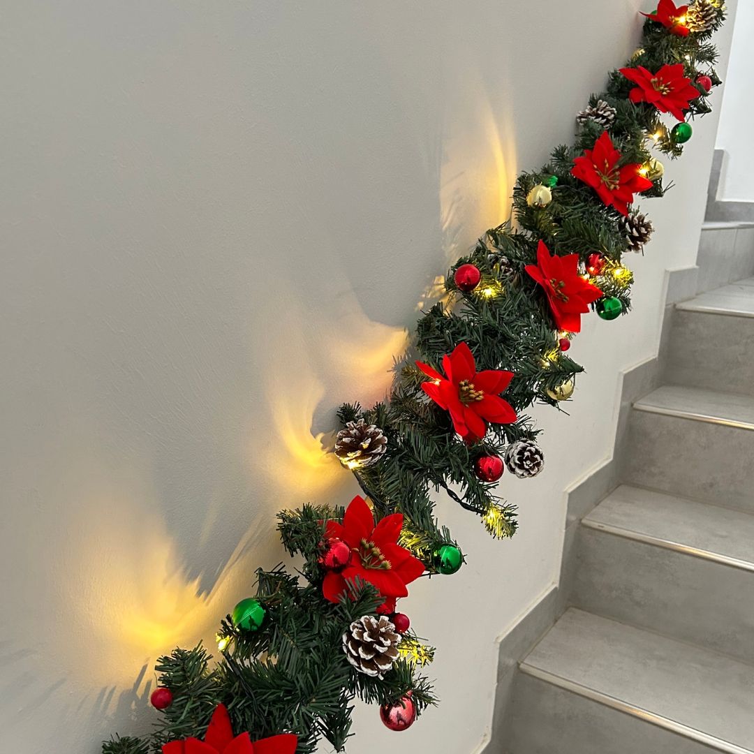 abc HOME – LED Weihnachtsgirlande – Tannendesign dekoriert – 210 cm – Grün-Rot