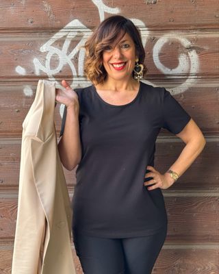 Maglietta nera sotto giacca