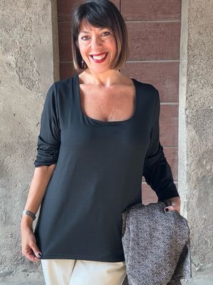 Blusa scollo quadro nera