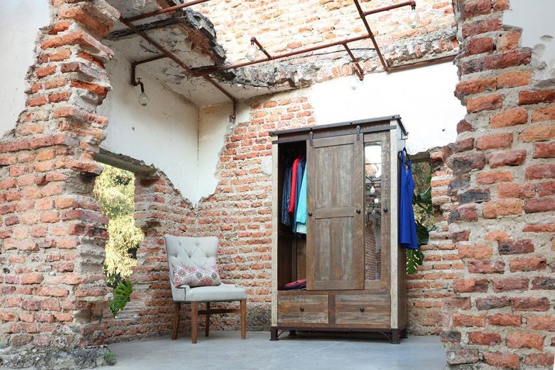 Armoire/Chifferobe/Hall Tree