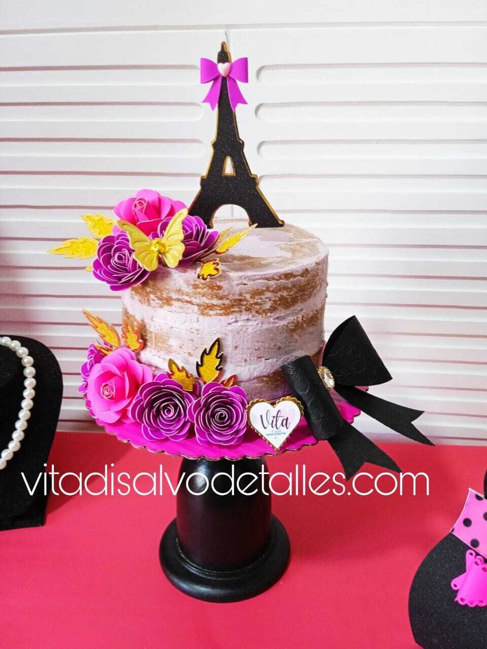 Torta desnuda , pastel o tarta temática Paris decorado con elegante y glamoroso set cake topper y como acompañante una caja cotillón con glamour