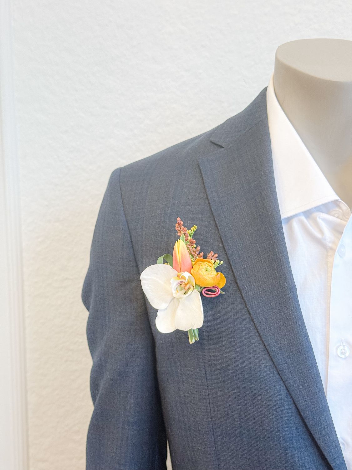 Grad Contemporary, Style: Pinned boutonnière