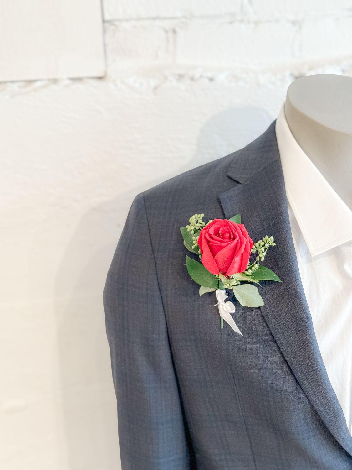Grad Traditional, Design: Pinned boutonnière