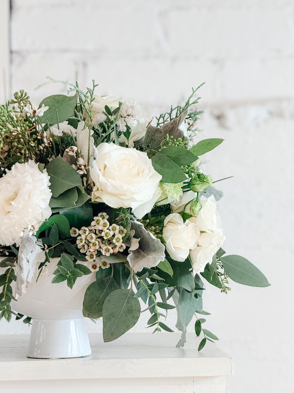 Soft &amp; Flowy Table Arrangement
