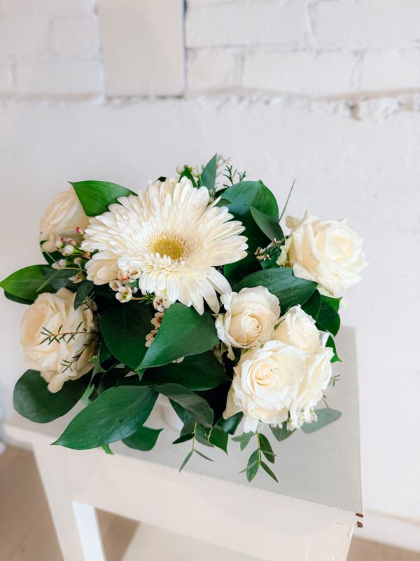 Simple &amp; Petite Table Arrangment