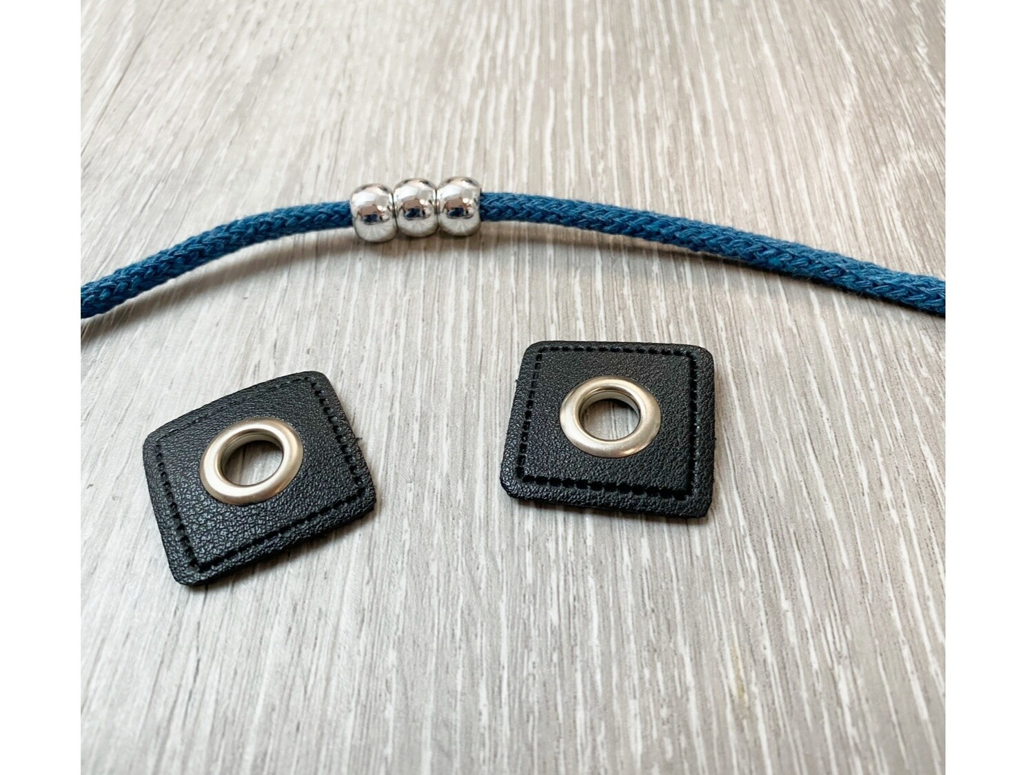 Paket TRIEST  2,00 m Kordel jeansblau (5 mm) ,  2 Ösenpatche schwarz, 6 Großlochperlen