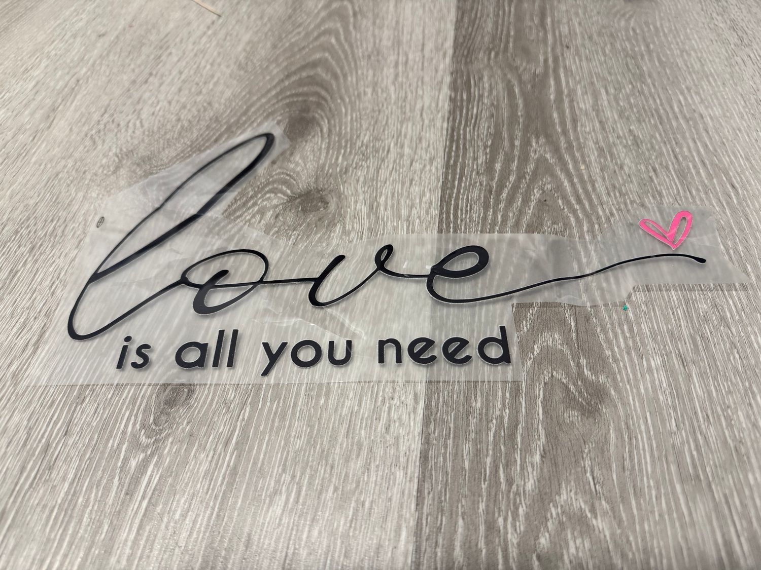 Bügelbild LOVE is all you need schwarz/pink Bügelbild LOVE is all you need schwarz/pink