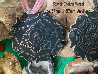 Chakren Anhänger Wheel Sakral, schwarz, ca. 57 x 57 mm, Zinn legiert, Kupfer unterlegt Chakren Anhänger Wheel Sakral, schwarz, ca. 57 x 57 mm, Zinn legiert, Kupfer unterlegt