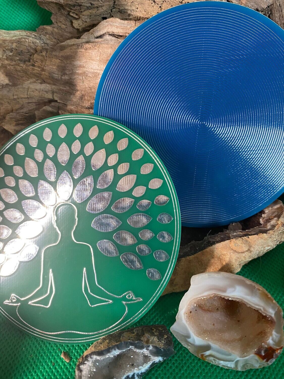 90 mm Disc - der meditierende Yogini unter einem angedeuteten Baum trifft die Bifilar Spule, doppelseitig, Zinn legiert, Kupfer unterlegt