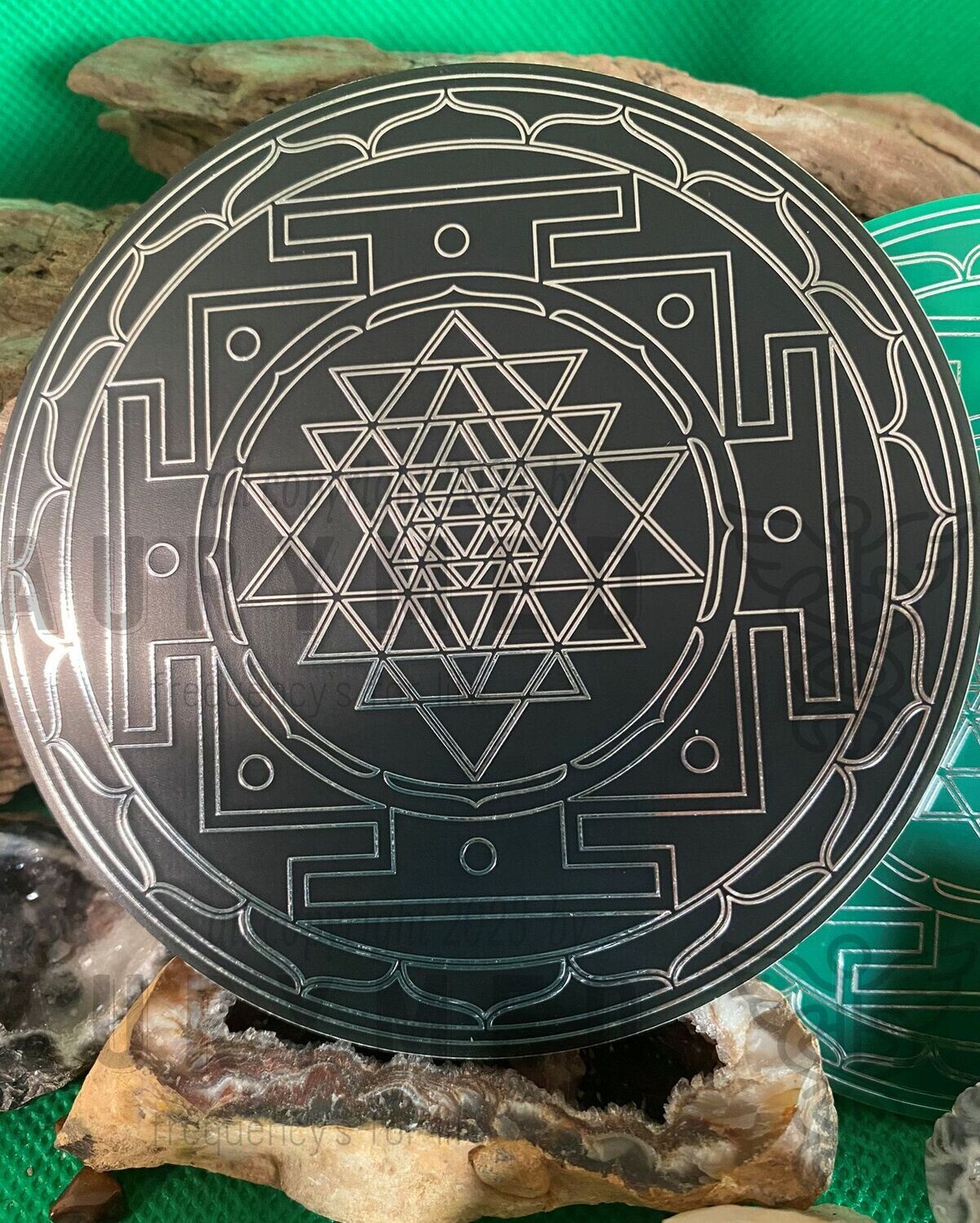 94 mm Disc - 1 Stück - das Sri Yantra Symbol der heiligen Geometrie vereint mit der Lakhovsky MWO Oszillator Schwingkreis Design Antenne (stromlos), doppelseitig,Zinn legiert,Kupfer unterlegt, schwarz