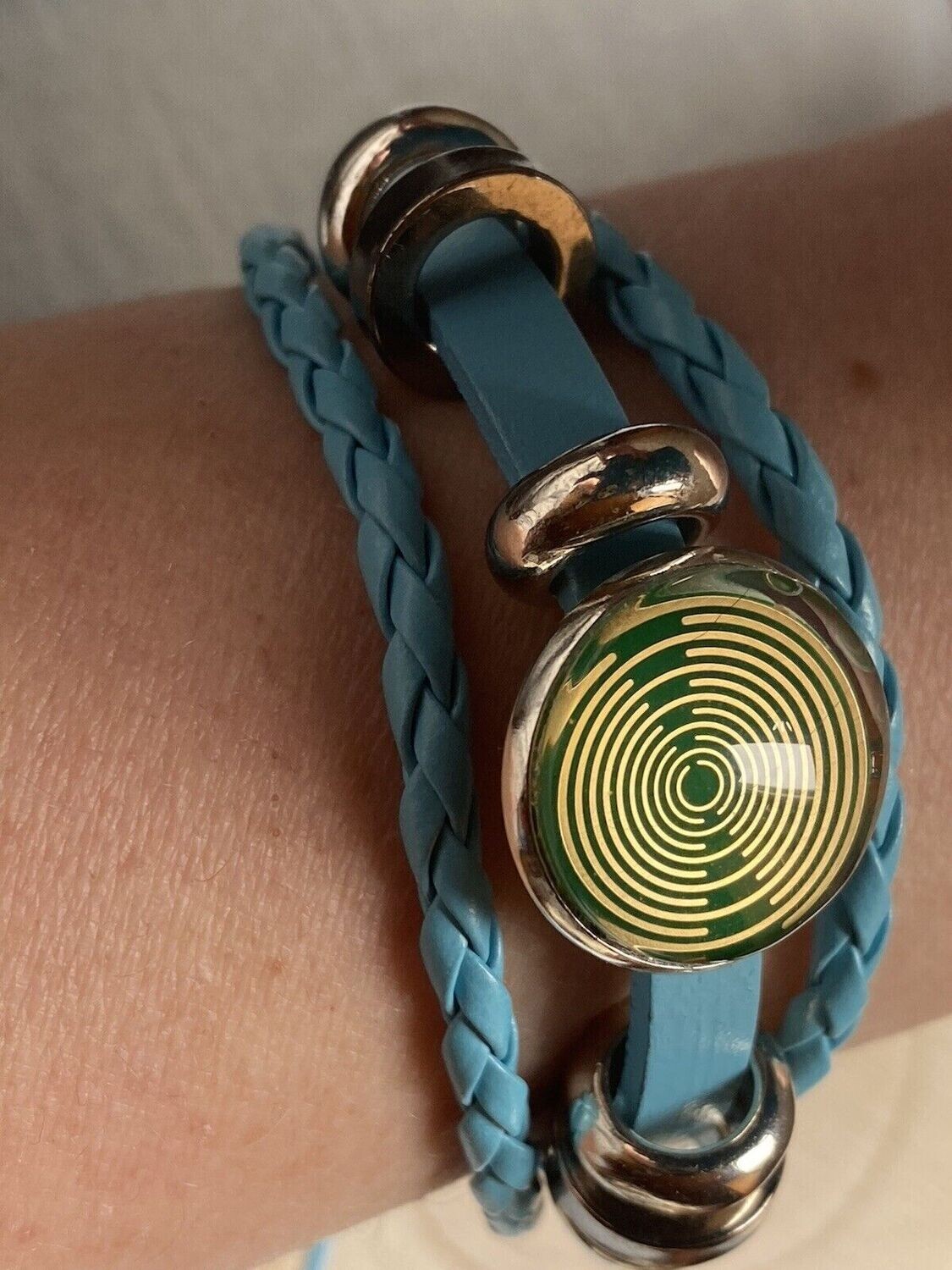 Armband-mehrsträngig, türkis blau, Symbol Lakhovsky MWO Schwingkreis Oszillator Antenne (stromlos), grüne Disc gold legiert + Kupfer unterlegt ca. 16 mm hinter Glas,stufenlos verstellbar durch Ziehen