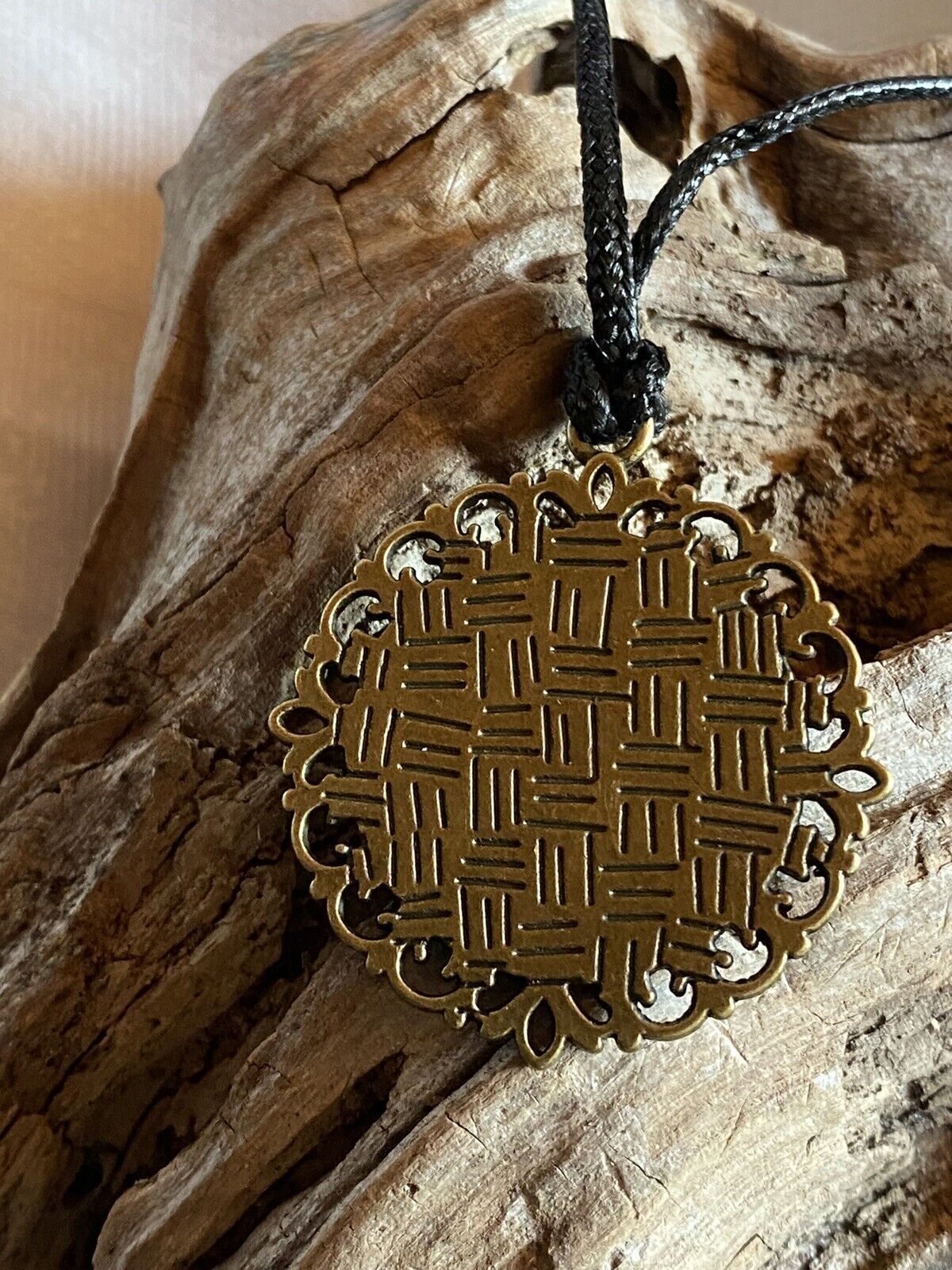 Amulette - Dodecagram 12-er Stern der heiligen Geometrie als nachtschwarzer ca. 25 mm großer Coin mit Zinnlegierung in eine bronzefarbende Fassung eingearbeitet, Kupfer unterlegt