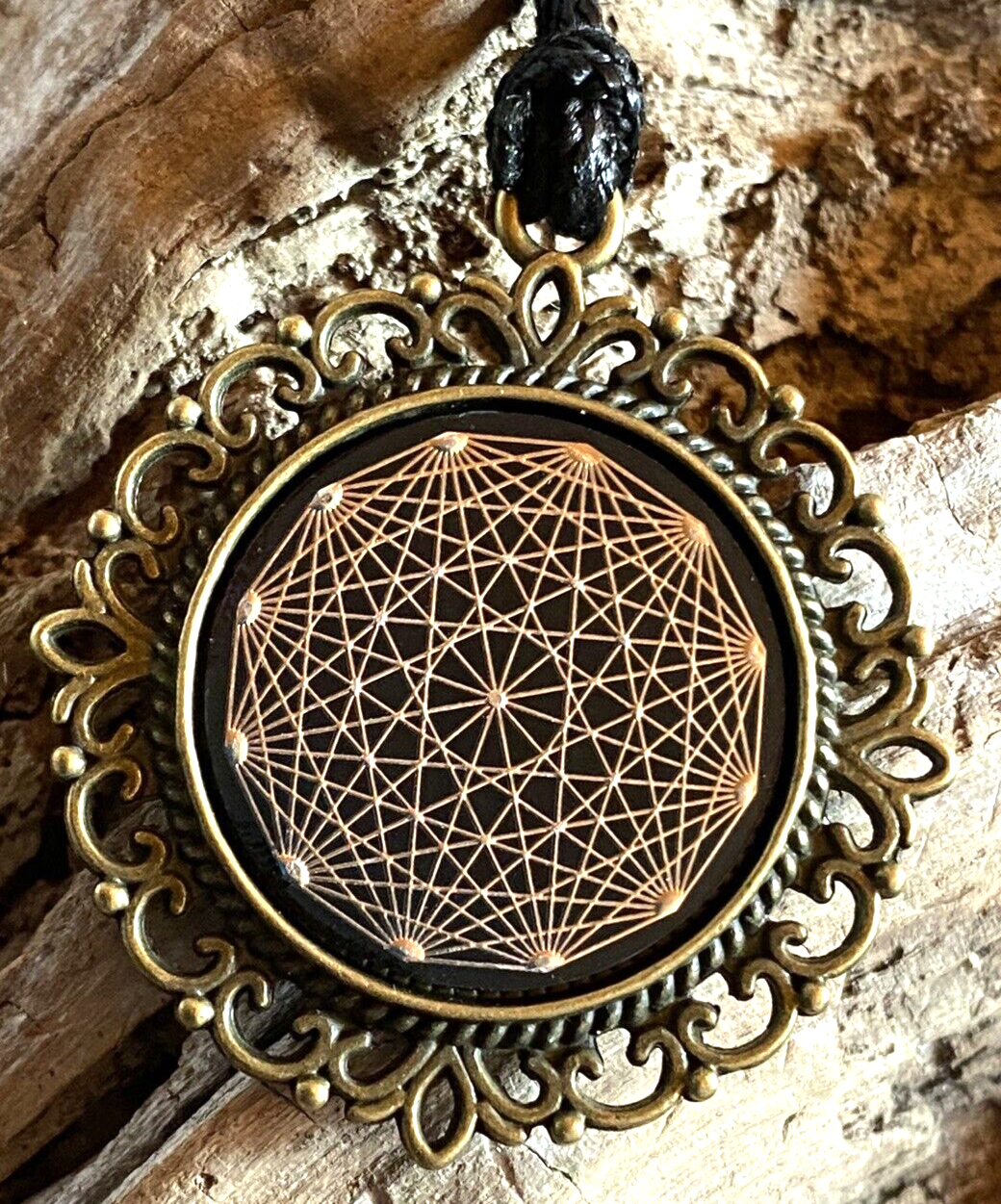 Amulette - Dodecagram 12-er Stern der heiligen Geometrie als nachtschwarzer ca. 25 mm großer Coin mit Zinnlegierung in eine bronzefarbende Fassung eingearbeitet, Kupfer unterlegt