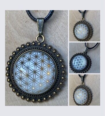 Amulette - bronzefarbend, Blume des Lebens, Disc in weiss (hinter Glas)mit ca.25 mm Durchmesser, Disc Gold legiert, Kupfer unterlegt Amulette - bronzefarbend, Blume des Lebens, Disc in weiss (hinter Glas)mit ca.25 mm Durchmesser, Disc Gold legiert, Kupfer unterlegt