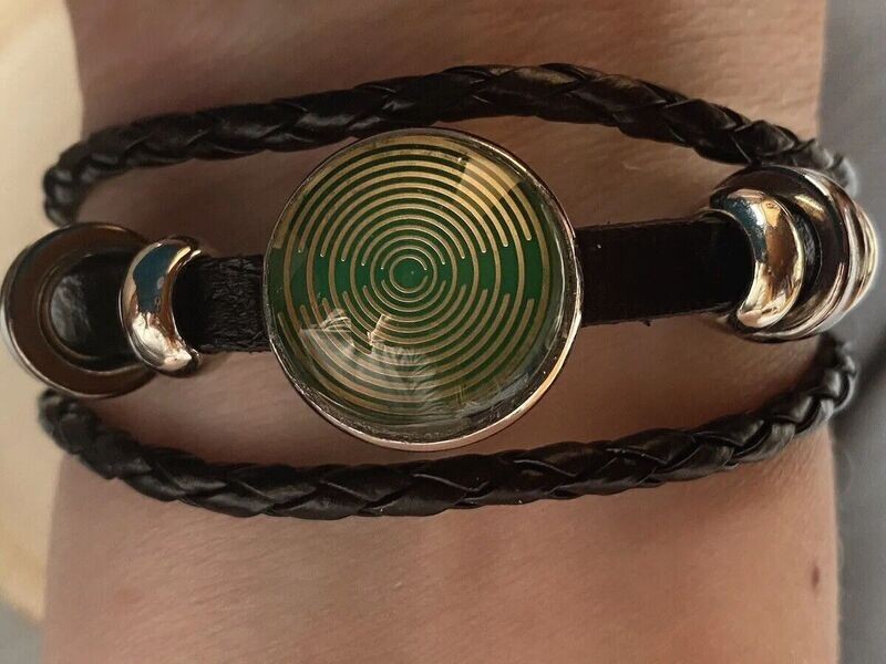 Armband-mehrsträngig, schwarz, Symbol Lakhovsky MWO Schwingkreis Oszillator Antenne (stromlos), grüne Disc gold legiert + Kupfer unterlegt ca. 16 mm hinter Glas,durch ziehen stufenlos verstellbar