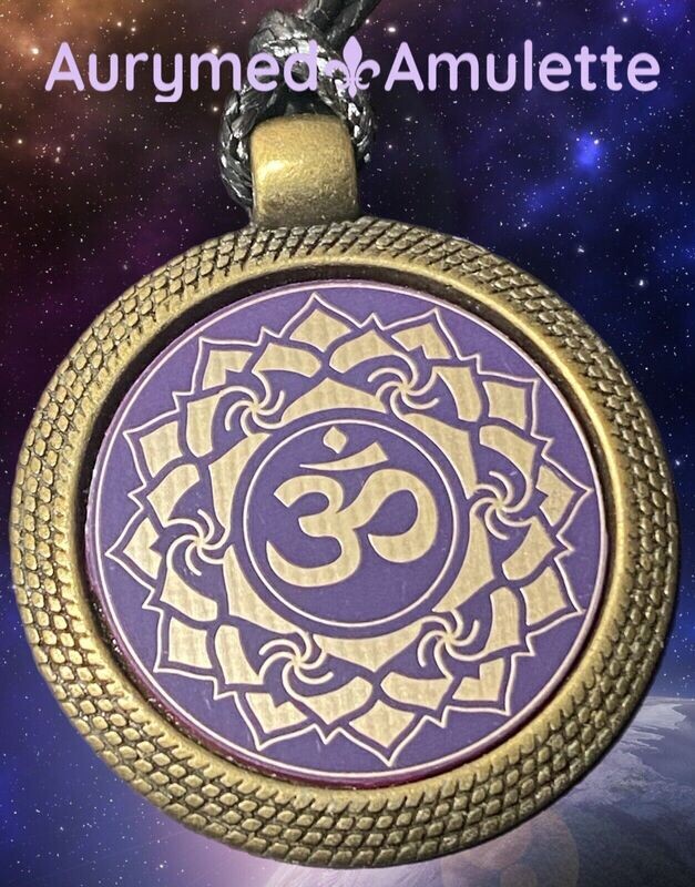 Amulette - Chakremy, bronzefarbend, Kronen Chakra, Disc in lila flieder mit ca.25 mm Durchmesser, Disc Gold legiert, Kupfer unterlegt Amulette - Chakremy, bronzefarbend, Kronen Chakra, Disc in lila flieder mit ca.25 mm Durchmesser, Disc Gold legiert, Kupfer unterlegt