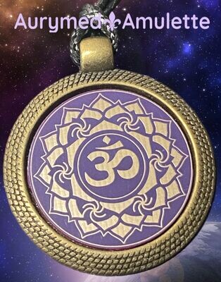 Amulette - Chakremy, bronzefarbend, Kronen Chakra, Disc in lila flieder mit ca.25 mm Durchmesser, Disc Gold legiert, Kupfer unterlegt Amulette - Chakremy, bronzefarbend, Kronen Chakra, Disc in lila flieder mit ca.25 mm Durchmesser, Disc Gold legiert, Kupfer unterlegt