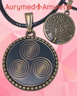 Amulette - bronzefarbend mit dem Baum des Lebens, 3-fach Triskele, Disc in schwarz mit ca.25 mm Durchmesser, Disc Gold legiert, Kupfer unterlegt Amulette - bronzefarbend mit dem Baum des Lebens, 3-fach Triskele, Disc in schwarz mit ca.25 mm Durchmesser, Disc Gold legiert, Kupfer unterlegt