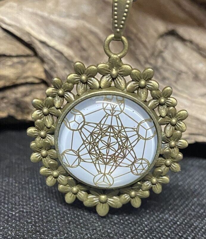 Amulette - bronzefarbend, Metatron mit den platonischen Körpern, Disc (hinter Glas) in weiss mit ca.25 mm Durchmesser, Disc Gold legiert, Kupfer unterlegt