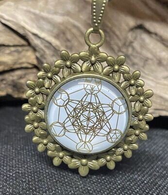 Amulette - bronzefarbend, Metatron mit den platonischen Körpern, Disc (hinter Glas) in weiss mit ca.25 mm Durchmesser, Disc Gold legiert, Kupfer unterlegt Amulette - bronzefarbend, Metatron mit den platonischen Körpern, Disc (hinter Glas) in weiss mit ca.25 mm Durchmesser, Disc Gold legiert, Kupfer unterlegt