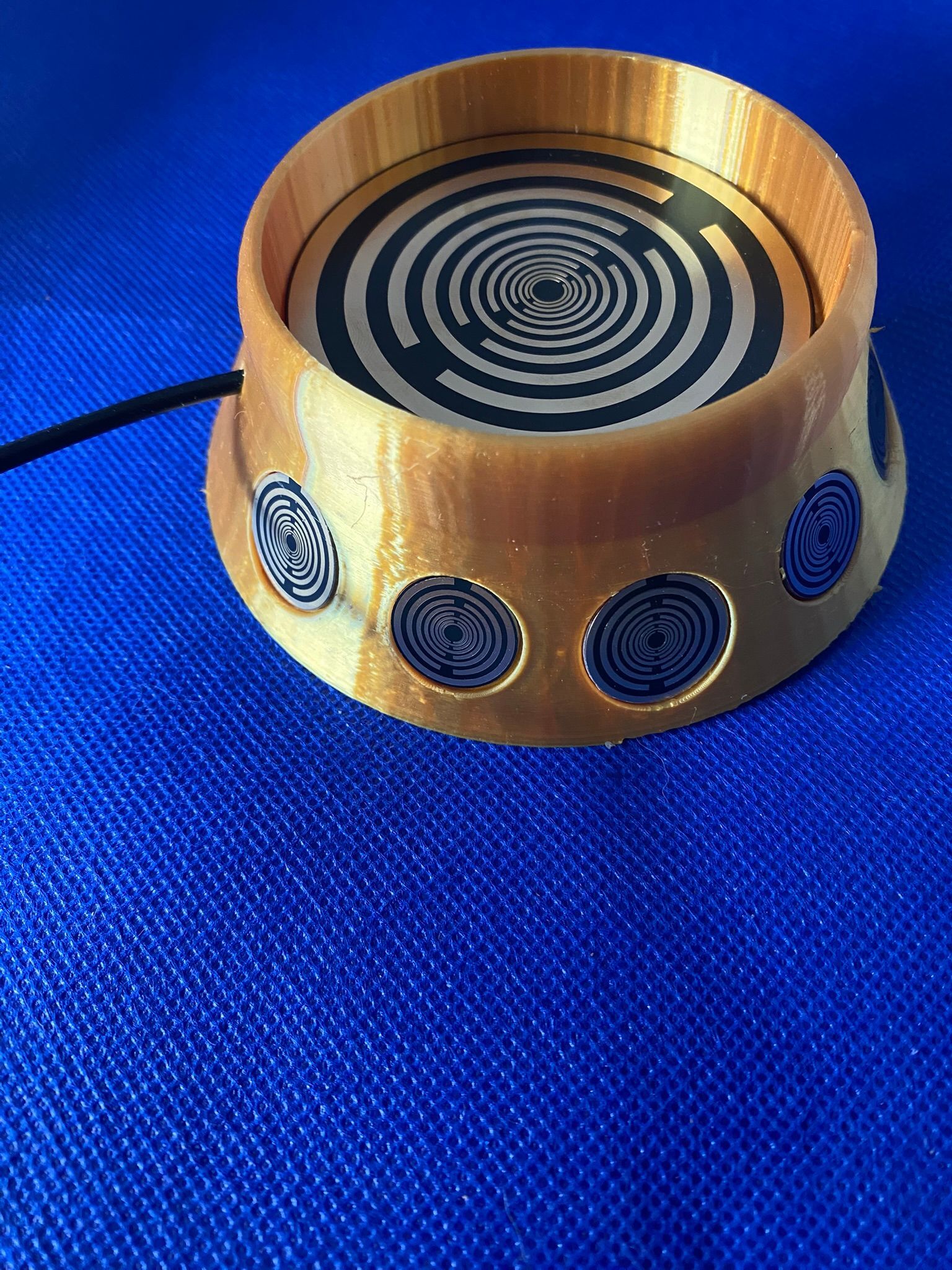 69 mm VibraNex Brunnen - silk golden, Oberflächenplatte gold legiert, Füllung Bergkristall