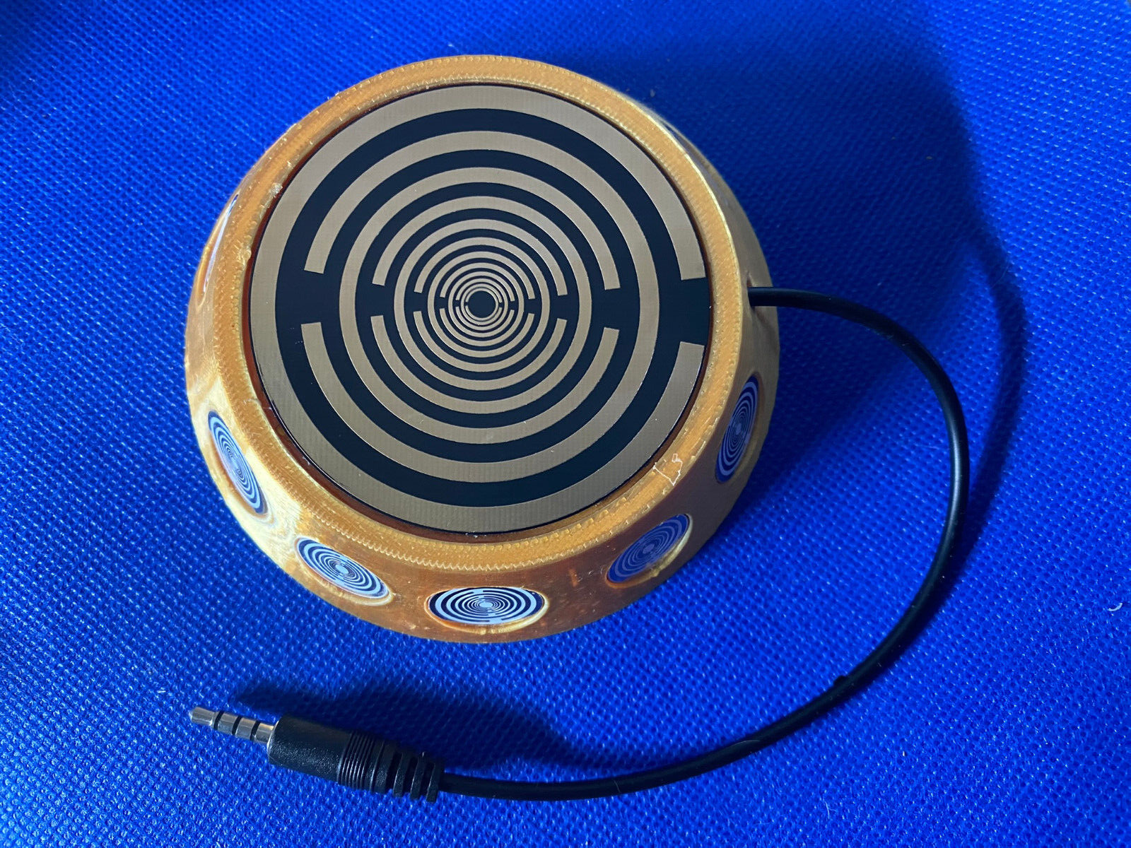 69 mm VibraNex UFO - silk golden, Oberflächenplatte gold legiert, Füllung Bergkristall