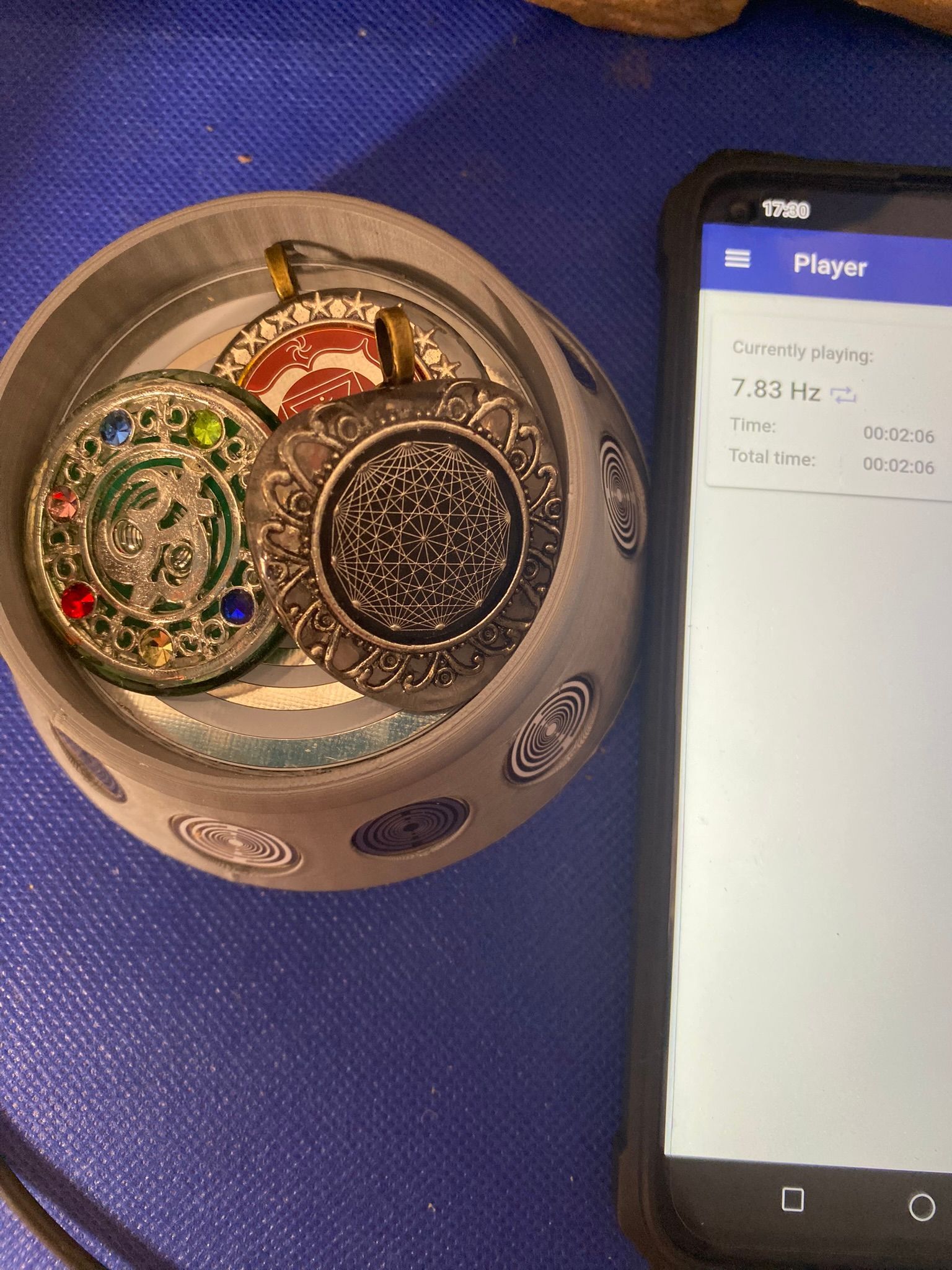 69 mm VibraNex Brunnen - grau, Oberflächenplatte Zinn legiert, Füllung Turmaline